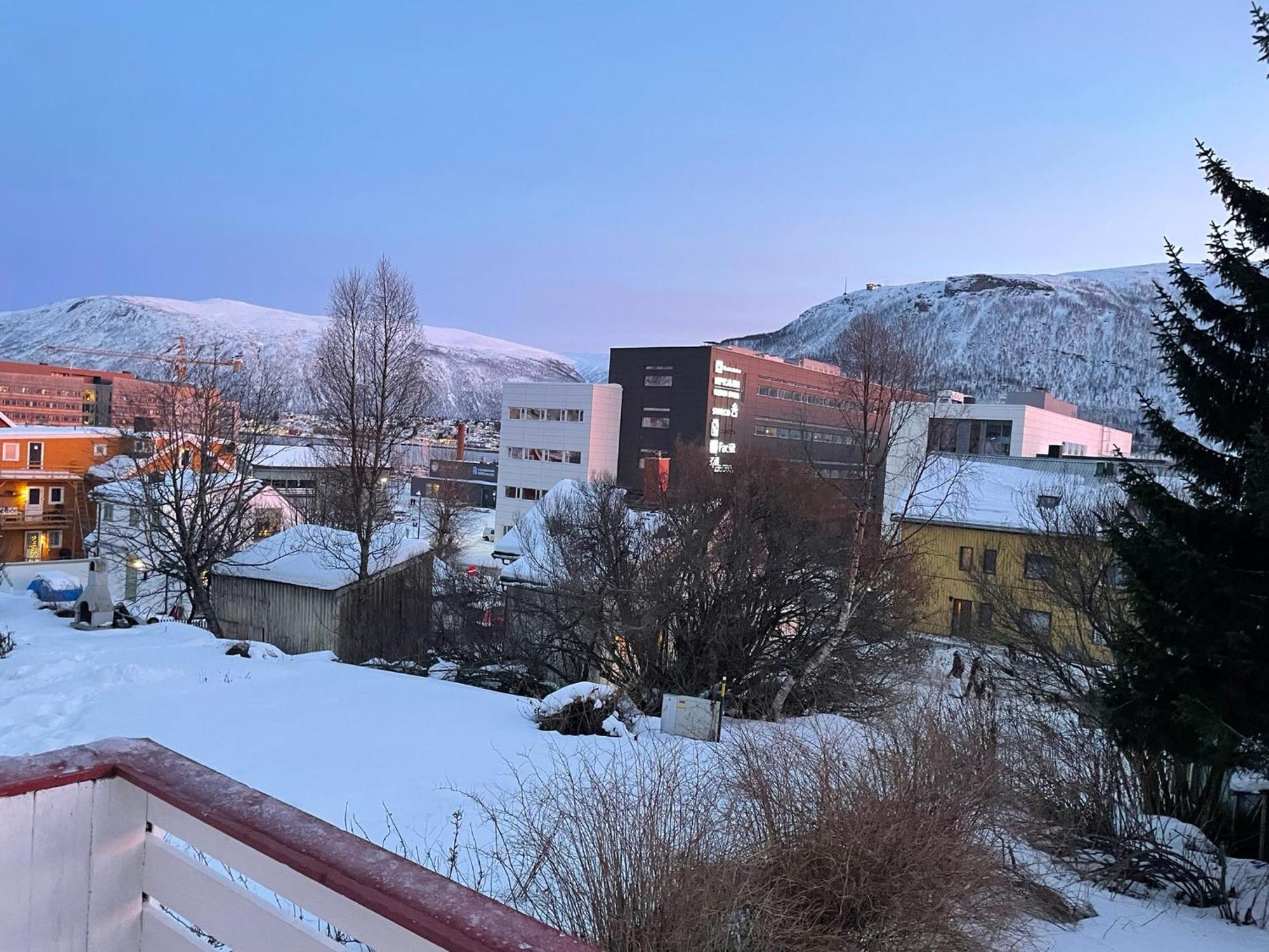 Centrally Located Apartment With 2 Bedrooms And Free Parking Tromso Exterior photo